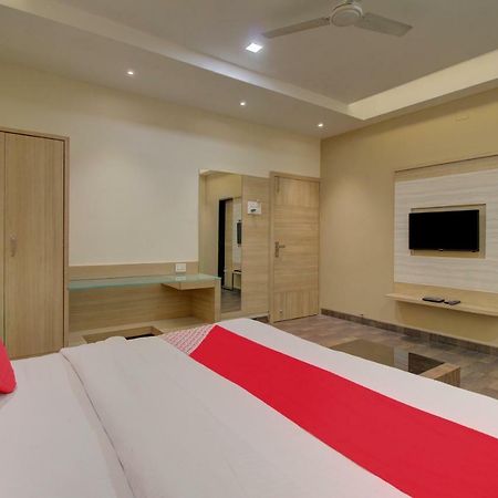 Oyo 35844 Hotel Lotus Residency Sāngli Eksteriør billede