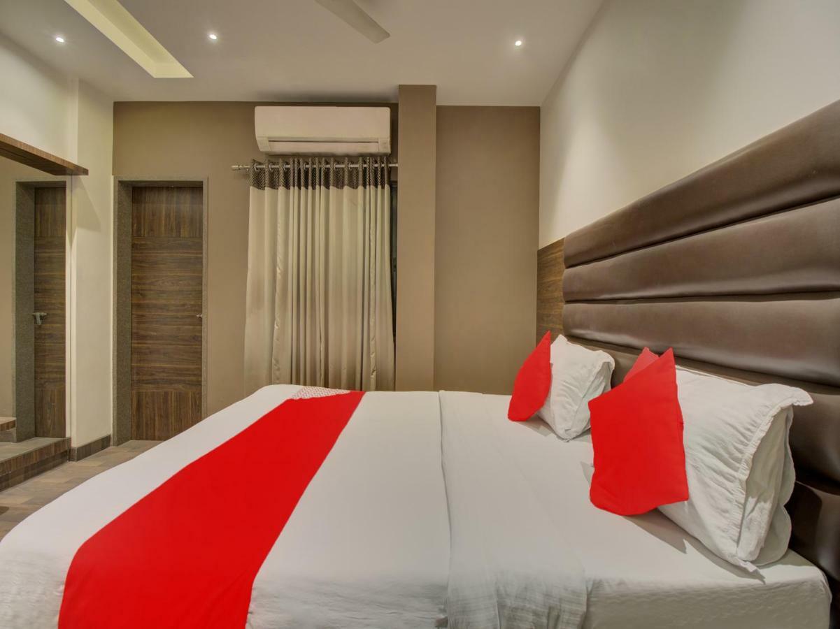 Oyo 35844 Hotel Lotus Residency Sāngli Eksteriør billede