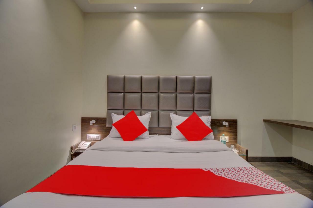 Oyo 35844 Hotel Lotus Residency Sāngli Eksteriør billede