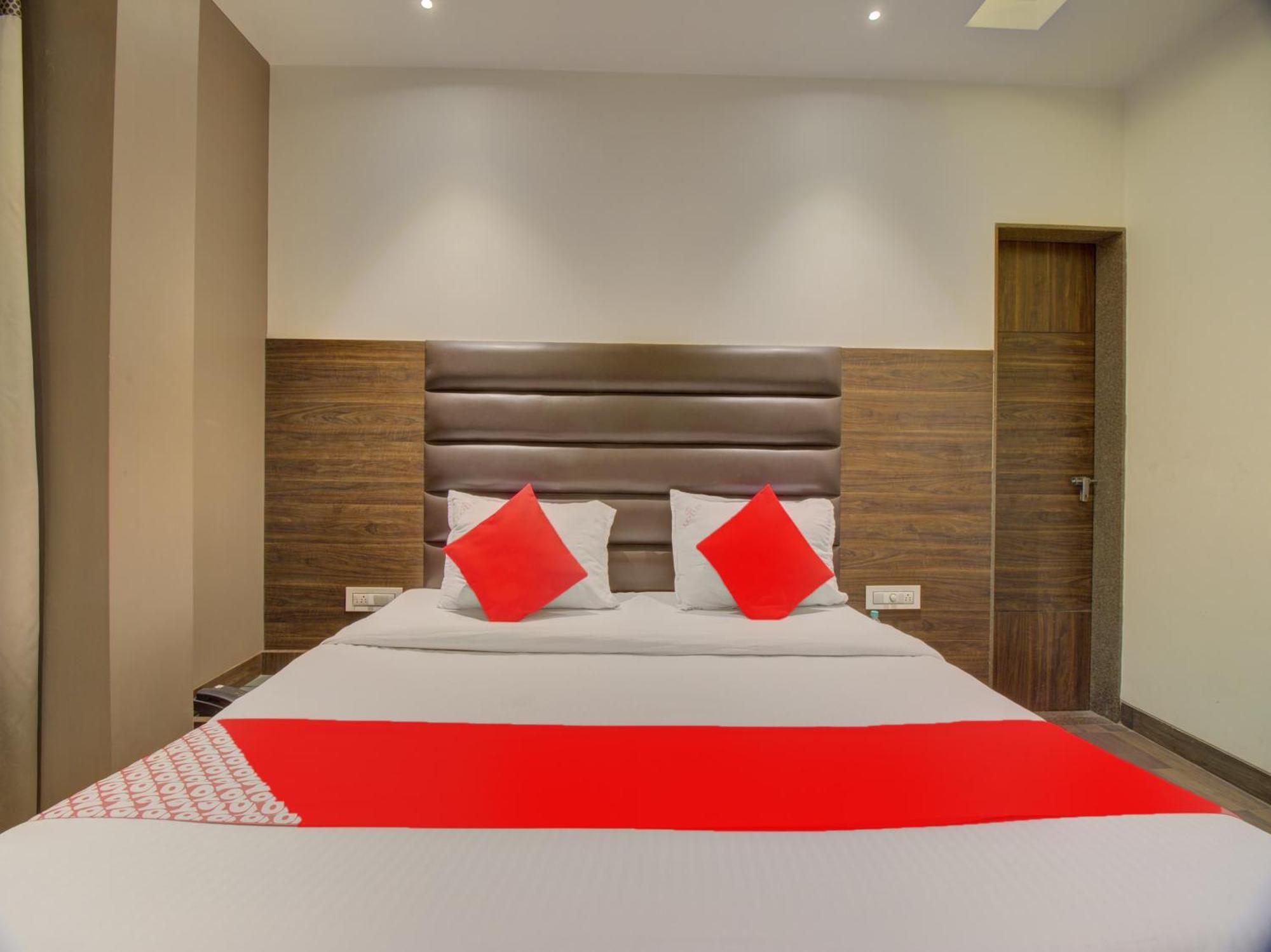 Oyo 35844 Hotel Lotus Residency Sāngli Eksteriør billede